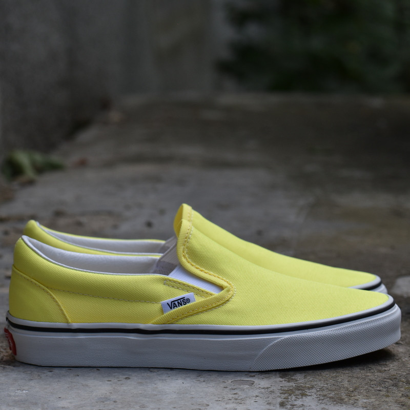 Levně Vans UA Classic Slip-On (NEON) LEMON TONIC/TR WHT Dámské boty
