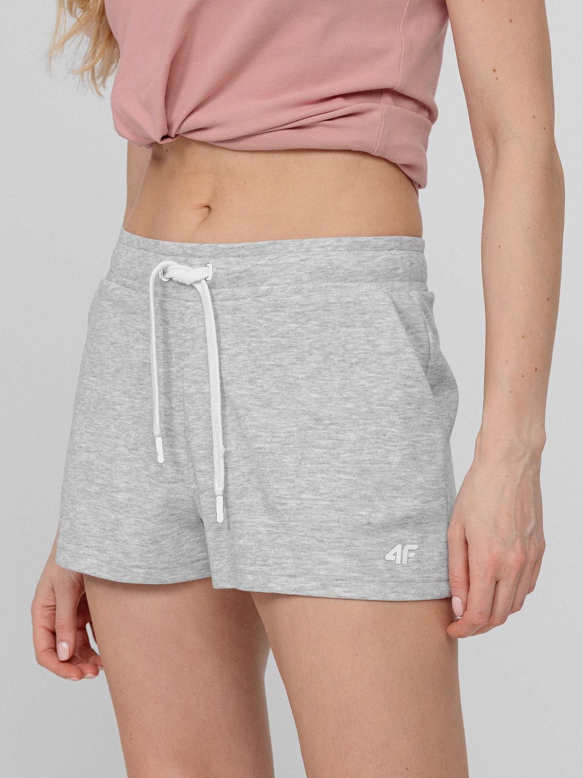Levně 4F H4L22-SKDD350 COLD LIGHT GREY MELANGE Dámské kraťasy