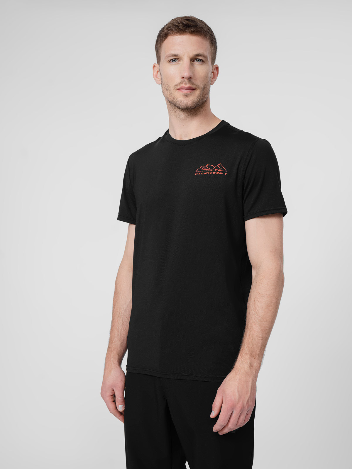 Levně 4F 4FSS23TFTSM209 DEEP BLACK Pánské tričko
