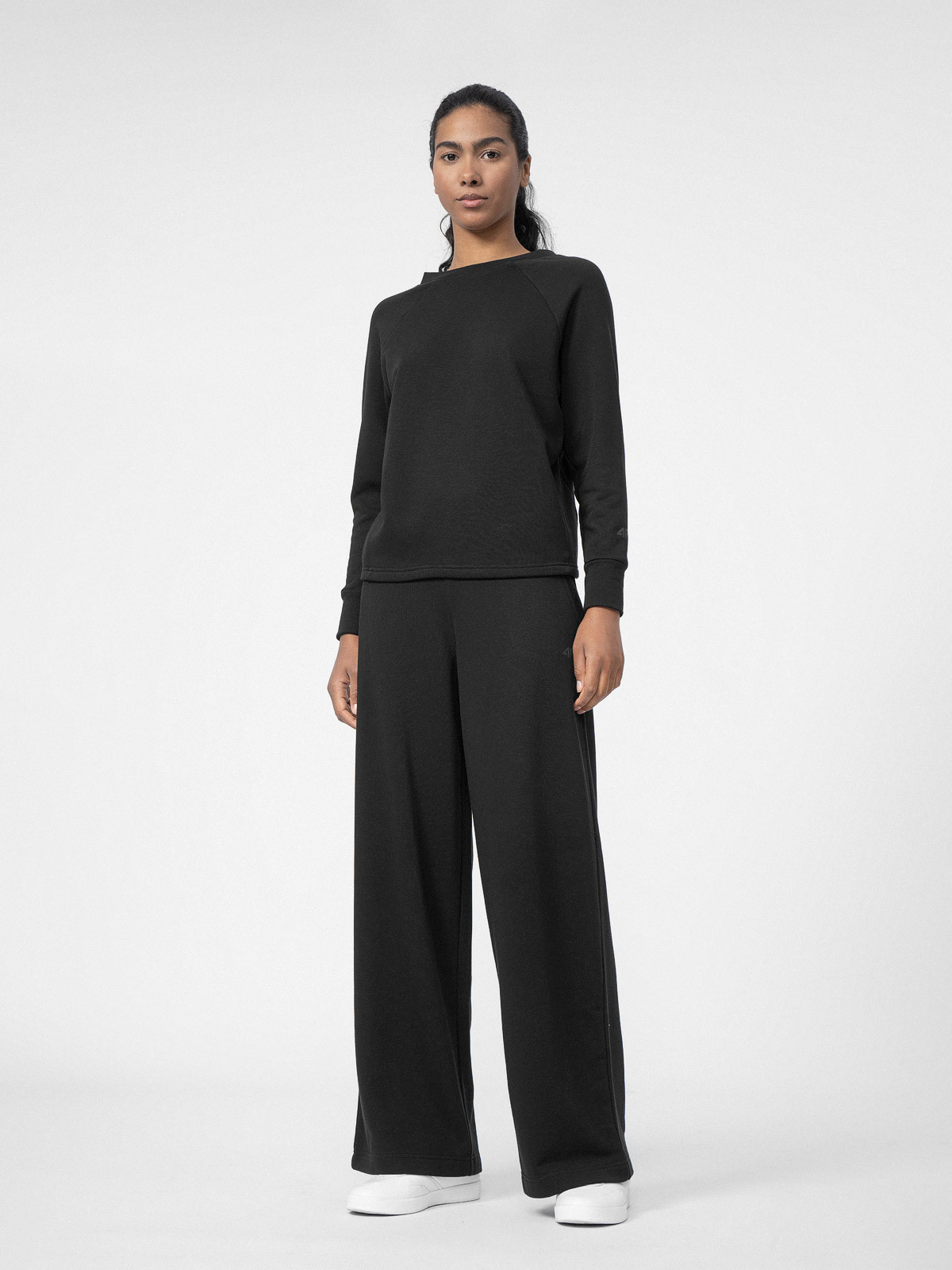 Levně 4F 4FSS23TSWSF214 DEEP BLACK Dámská mikina na jógu