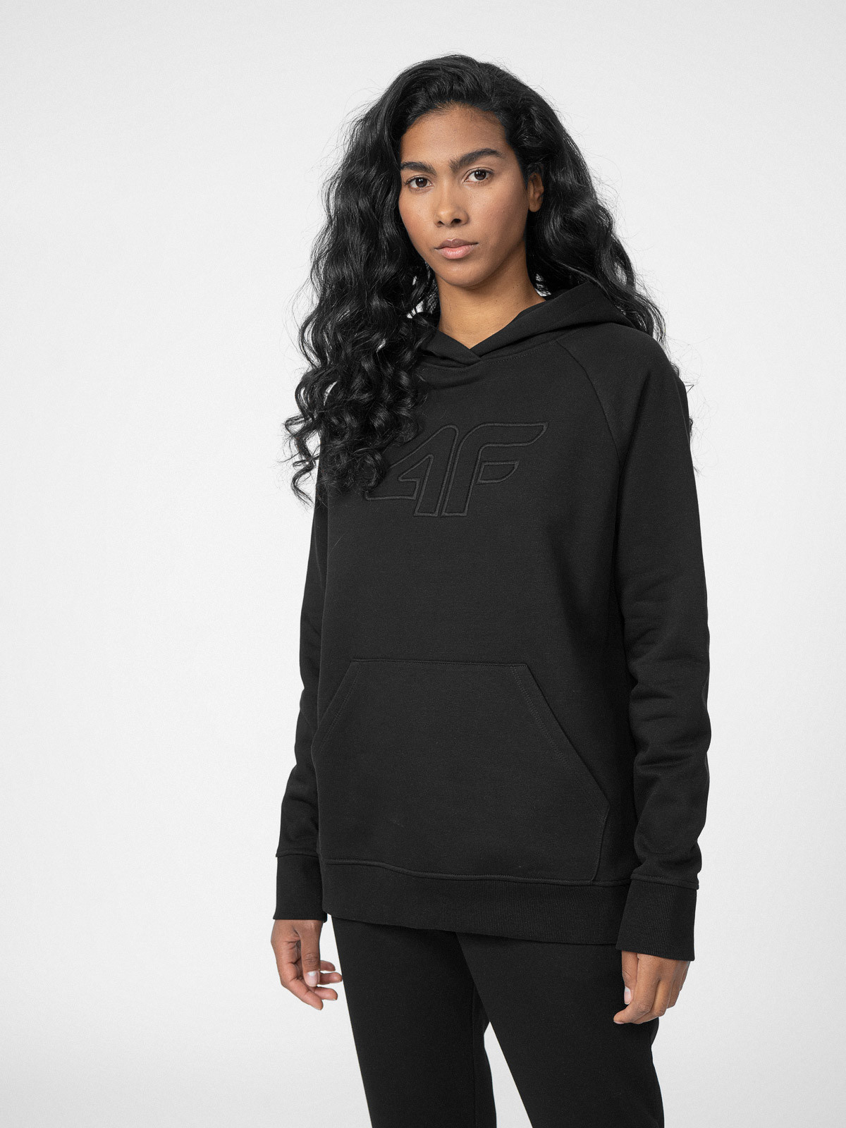 Levně 4F 4FSS23TSWSF535 DEEP BLACK Dámská mikina